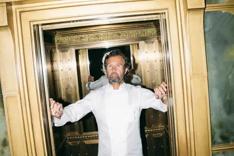 Lo chef Cracco, con la sua giacca bianca, in un ascensore dorato. Quante stelle Michelin ha Cracco?
