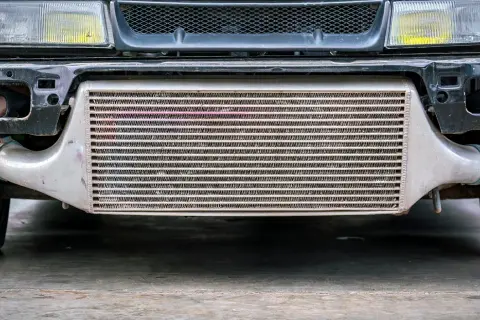 Twój intercooler woła o pomoc? Wyczyść go i odzyskaj moc silnika!
