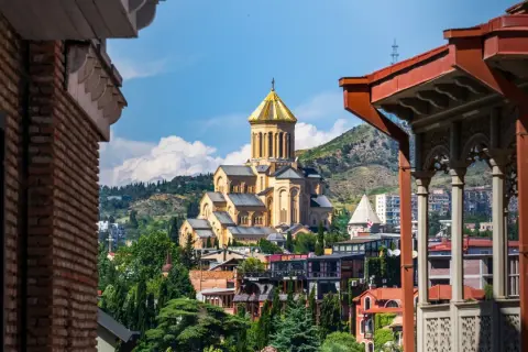 Tbilisi, jedno z najpiękniejszych miast Europy, z dominującą katedrą i malowniczymi dachami.