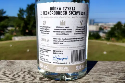 Wódka czysta ziemniaczana, żytniówka wódka o aksamitnym smaku, z polskich upraw. Degustuj lekko schłodzona.