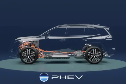 Dettaglio del sistema PHEV: scopri quanti km in elettrico può percorrere questo full hybrid, con batteria e motore in vista.