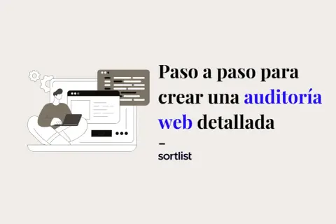 Persona trabajando en una auditoría web detallada, analizando código y datos.