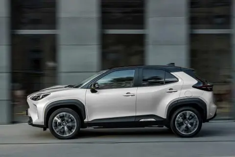 Vue latérale d'une Toyota Yaris Cross hybride non rechargeable. Avis sur son design moderne et ses lignes dynamiques.
