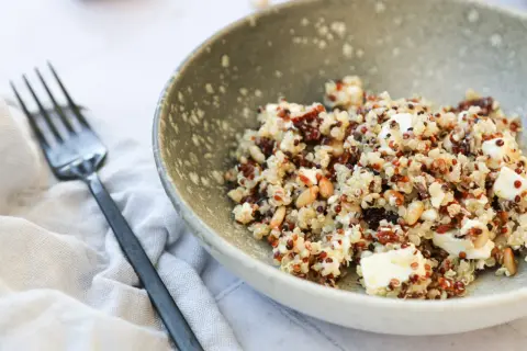 Schüssel mit Quinoa Tricolore, Pinienkernen und Feta. Perfekt zum Quinoa tricolore kochen.