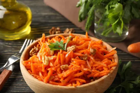 Surówka z marchewki jak z restauracji - prosty przepis na smakowitość