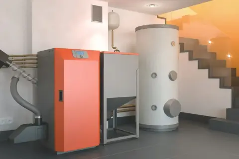 Heizungsanlage mit großem Speicher und Pelletsilo. Nachteile von Holzvergasern wie Wartung sind hier nicht sichtbar.