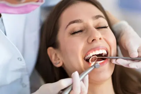 Ortodonta to dentysta? Poznaj różnice i kiedy wybrać specjalistę