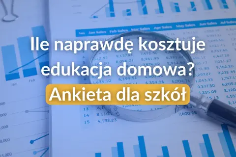 Grafika przedstawia dokumenty z wykresami i tabelami, lupę oraz tekst "Ile naprawdę kosztuje edukacja domowa? Ankieta dla szkół".