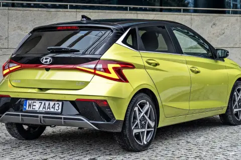 Nowe Hyundai i20 opinie: stylowy miejski hatchback w kolorze limonki, z czarnym dachem i charakterystycznymi światłami.