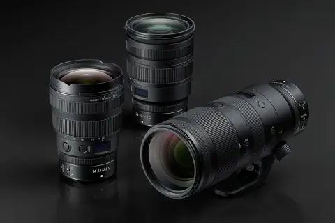 Trzy obiektywy Nikon Z: szerokokątny 14-24mm, standardowy 24-70mm i teleobiektyw 70-200mm.