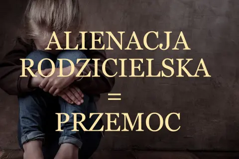 Smutne dziecko skulone na tle ściany. Napis: "Alienacja rodzicielska = przemoc".