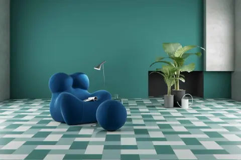 Un soggiorno moderno con poltrona blu e piante verdi, su pavimenti ecosostenibili a fantasia geometrica.