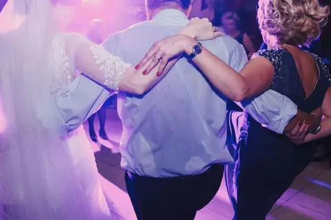 Ile do koperty na wesele świadek? Sprawdź, ile warto dać