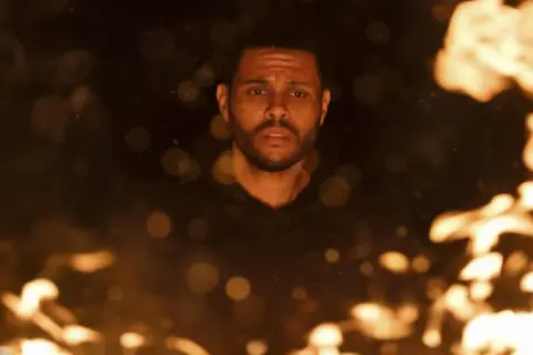 The Weeknd w płomieniach, jakby z jednego z jego mrocznych filmów.