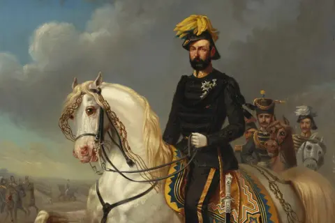 En ståtlig man i militäruniform på vit häst, en del av en större scen som kan illustrera en del av svenska kungar tidslinje.