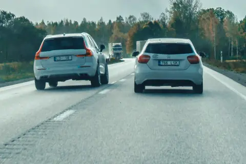 Dwa samochody na drodze, jeden z nich przygotowuje się do wyprzedzania. Czy podczas wyprzedzania można przekroczyć prędkość?