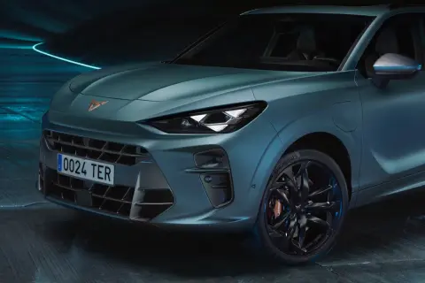 Nowy Cupra Terramar w matowym, turkusowym kolorze, z czarnymi felgami i niebieskimi akcentami. Sprawdź jego cenę!