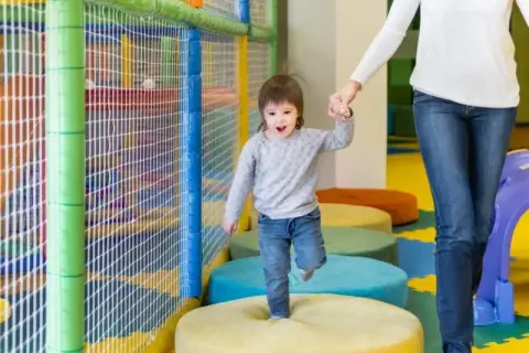 Ile zarabia opiekunka do 3 dzieci? Zaskakujące fakty o wynagrodzeniu