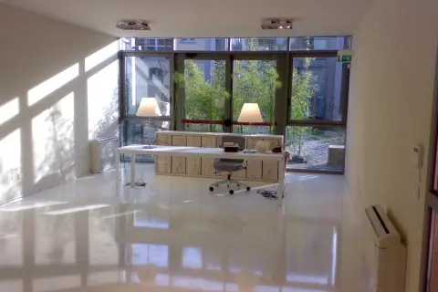 Ufficio moderno con pavimento in resina lucida, ideale per chi cerca un design minimalista e vuole conoscere i prezzi pavimenti in resina.