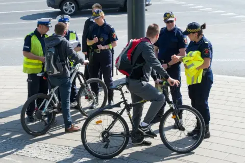 Rowerem po chodniku? Kiedy możesz, a kiedy zapłacisz mandat?