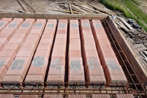Strop gęstożebrowy Ackermana w trakcie budowy, z widocznymi pustakami ceramicznymi i zbrojeniem.
