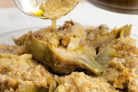 Carciofi alla romana succulenti, conditi con un sugo saporito e profumato.