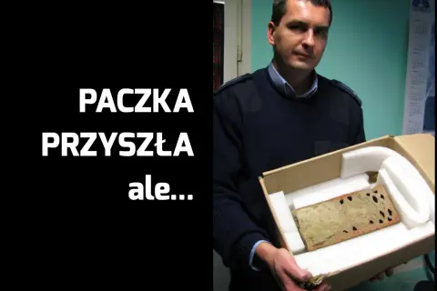 Mężczyzna trzyma paczkę z nietypową zawartością. Dowiedz się, jak bezpiecznie kupować w internecie, by uniknąć rozczarowań.