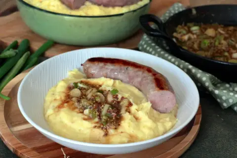 Purée de pommes de terre crémeuse avec saucisse grillée et sauce moutarde. Une délicieuse recette purée saucisse pour un repas réconfortant.