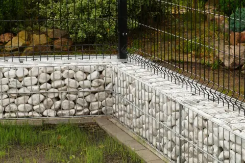 Najtańsze ogrodzenie: z czego zrobić oszczędne rozwiązania?