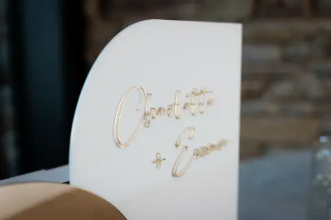 Boîte à enveloppe blanche avec les noms "Charlotte + Emma" en lettres dorées.