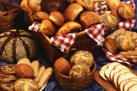 Un assortiment de pains variés, dont un pain francis ponge, garnissent des paniers en osier.