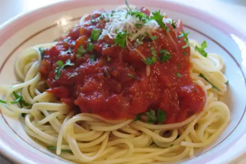 Spaghetti Napoli: Przepis na idealny włoski obiad. Poznaj sekret!