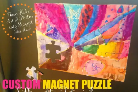 Kolorowe, magnetyczne puzzle DIY z dziecięcej pracy plastycznej. Jeden element jest wyjęty.