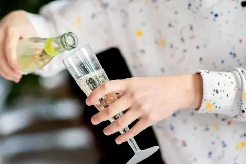 Sekt wird in ein Glas gegossen. Die Frage, wie lange ist Sekt haltbar, beschäftigt viele Genießer.