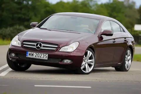 Bordowy Mercedes CLS na drodze. Poznaj jego dane techniczne i poczuj moc.