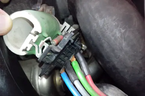 Gdzie jest przekaźnik wentylatora chłodnicy w Opel Meriva? Sprawdź to!