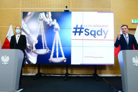 Konferencja prasowa dotycząca reformy wymiaru sprawiedliwości. Na ekranie hasło #Sądy, obok politycy PiS. Kalendarium zmian.