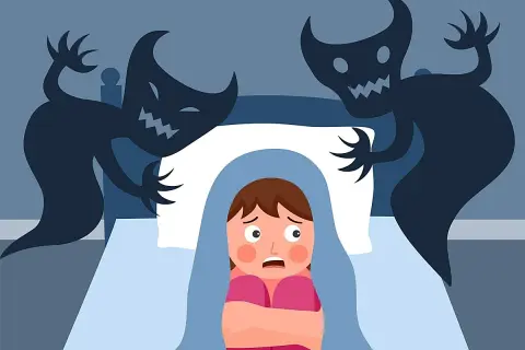 Un niño asustado se esconde bajo las sábanas mientras sombras monstruosas acechan en la oscuridad, evocando terrores nocturnos.