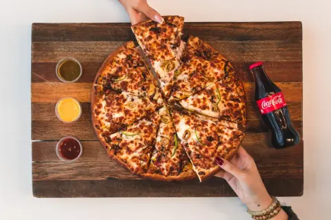Ile kalorii ma pizza wegetariańska? Sprawdź, co wpływa na kaloryczność