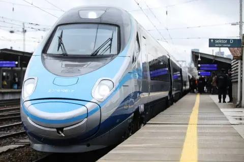 Nowoczesny pociąg PKP na peronie. Pasażerowie czekają na podróż, a Ty zastanawiasz się nad dopłatą do biletu ulgowego PKP.