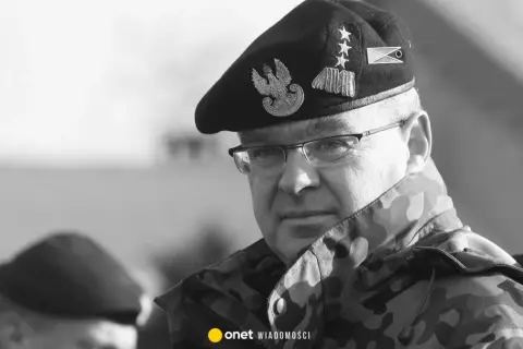 Generał Skrzypczak w czapce z orłem i dystynkcjami, w mundurze moro.
