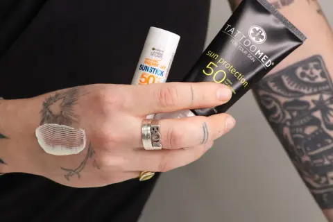 Sonnencreme für Tattoos: Ab wann ist sie nötig? Hier wird die Frage mit Sonnencreme von Tattoomed und Garnier beantwortet.