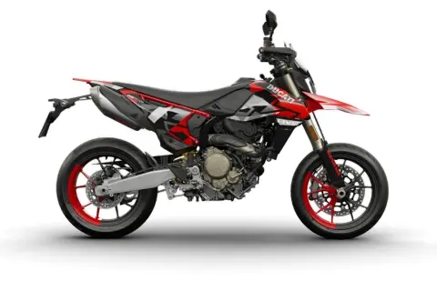 Moto supermotard Ducati roja y negra con detalles gráficos. Lista para la acción en cualquier terreno.