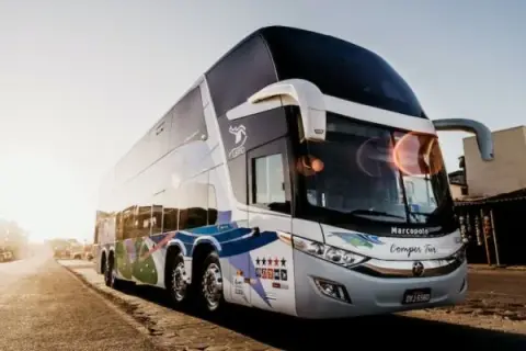 Ile za kilometr autokarem? Poznaj ukryte koszty wynajmu busa