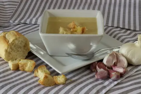 Jak zrobić zupę czosnkową – prosty przepis na aromatyczną zupę