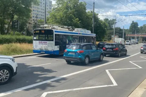 Natężenie ruchu w Gdyni. Trolejbus i samochody stoją w korku na ulicy.