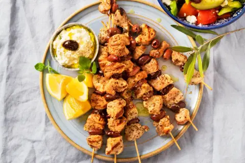 Grillad kyckling souvlaki med oliver, citronklyftor och tzatziki. Ett perfekt souvlaki recept för en somrig middag.