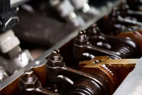 Mechanizm zaworowy silnika z widocznymi luźnymi zaworowymi.