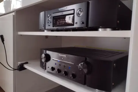 Marantz ND8006 test: odtwarzacz sieciowy i wzmacniacz w czarnym kolorze, gotowe do akcji.
