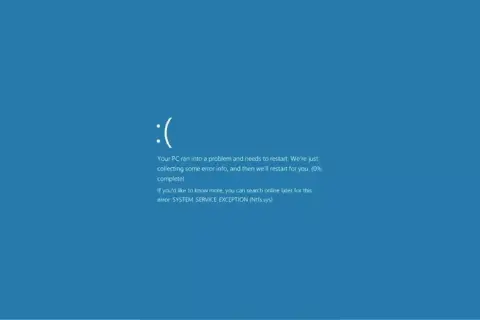 Pantalla azul de Windows con un :( y mensaje de error: SYSTEM_SERVICE_EXCEPTION. Un proceso crítico murió.